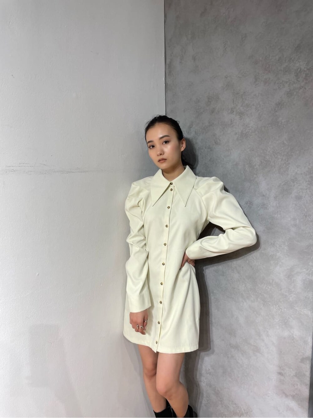 ホワイト系のワンピースを着用したレディースの冬コーディネートの3枚目の写真