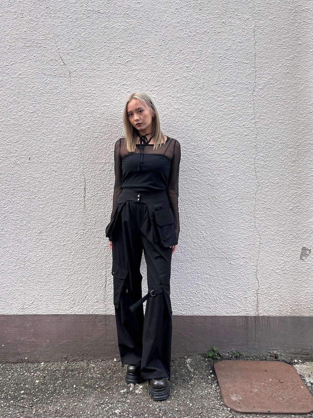 ブラック系のTシャツ/カットソー、ブラック系のその他パンツ、ブラック系のローファーを着用したレディースの冬コーディネートの2枚目の写真