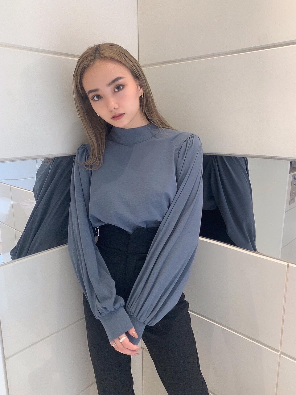 ブルー系のTシャツ/カットソーを着用したレディースの秋コーディネートの2枚目の写真