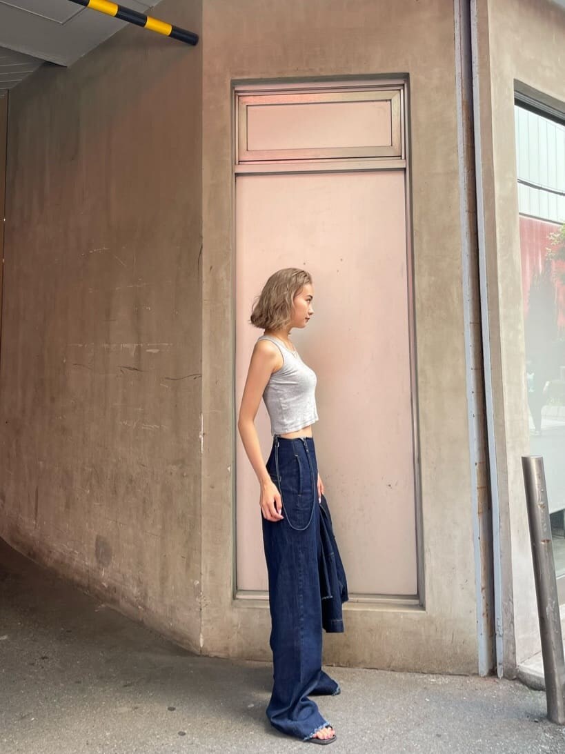 ブルー系のシャツ/ブラウス、ブルー系のサロペット/オーバーオールを着用したレディースの夏コーディネートの4枚目の写真