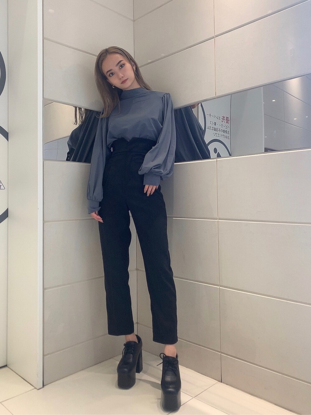 ブルー系のTシャツ/カットソーを着用したレディースの秋コーディネートの3枚目の写真