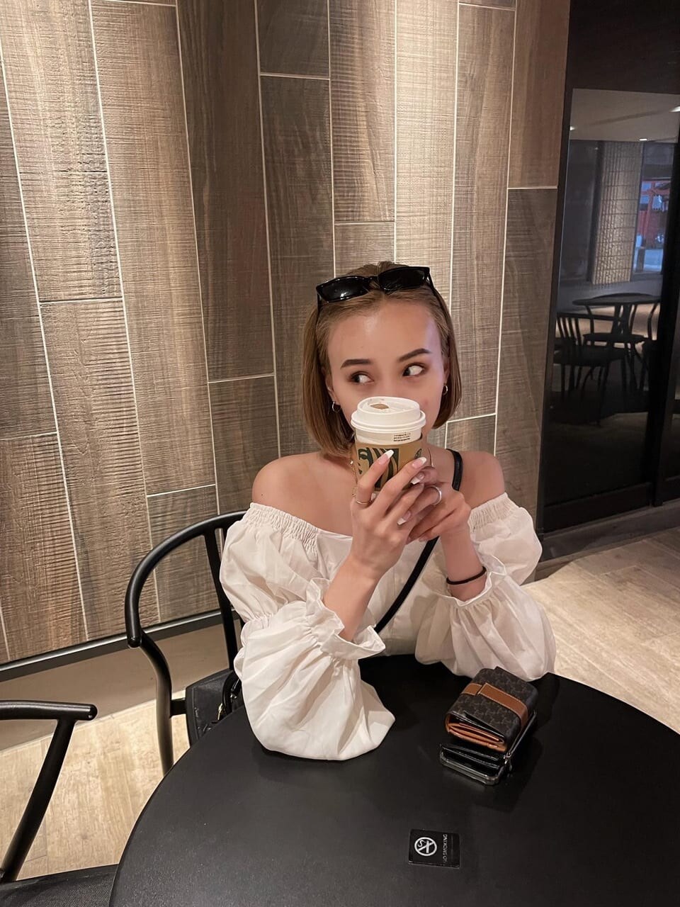 ホワイト系のシャツ/ブラウスを着用したレディースの春コーディネートの3枚目の写真