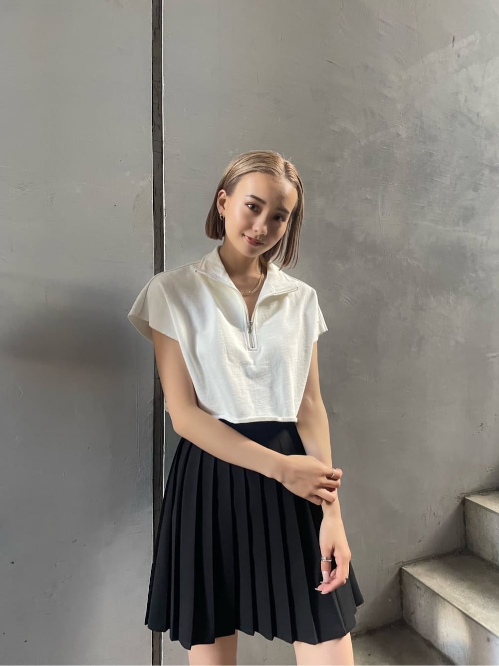 ブラック系のスカート、ブラック系のハットを着用したレディースの夏コーディネートの3枚目の写真