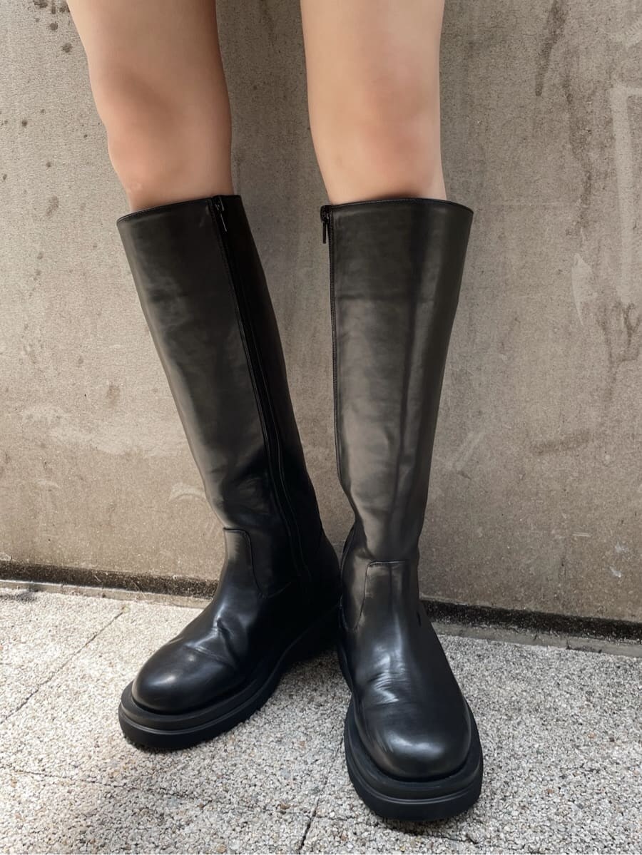 ブラック系のブーツを着用したレディースの夏コーディネートの2枚目の写真