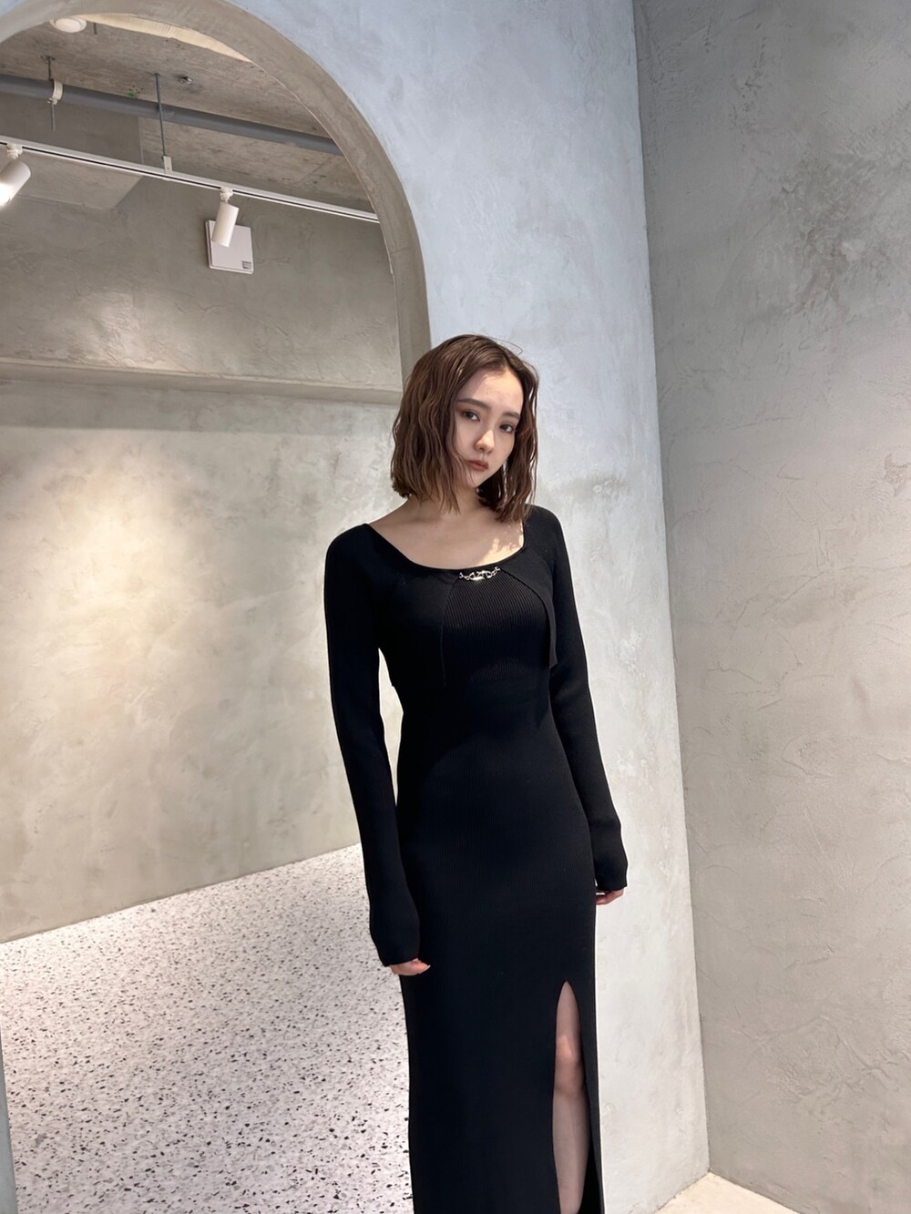 ブラック系のワンピース、ブラック系のブーツを着用したレディースの冬コーディネートの2枚目の写真