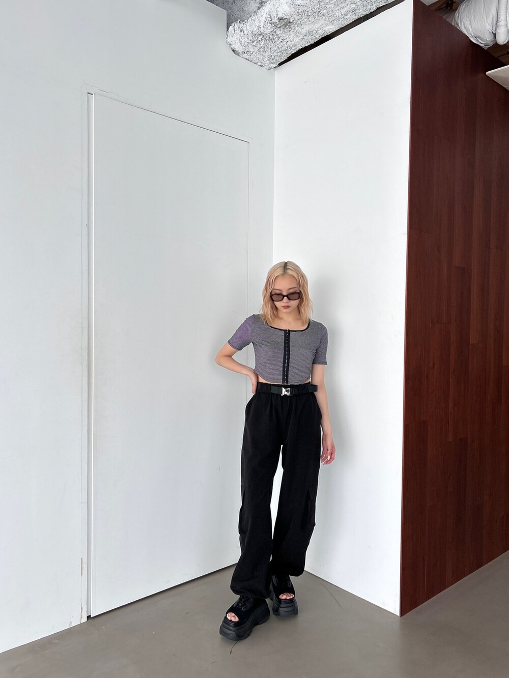 その他のTシャツ/カットソー、ブラック系のその他パンツ、ブラック系のサンダルを着用したレディースの夏コーディネートの3枚目の写真