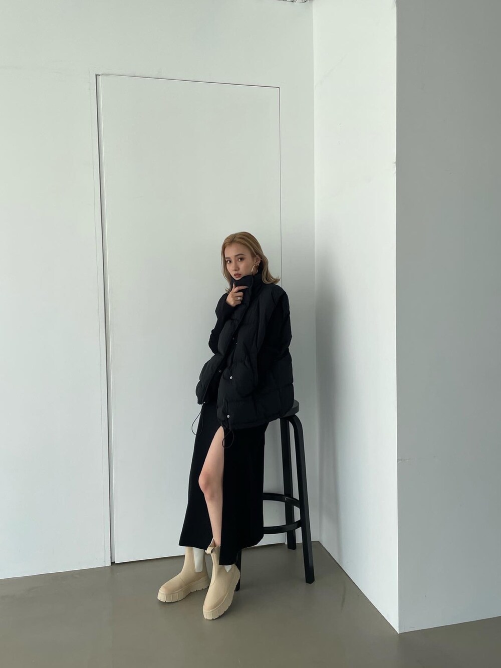 ブラック系のワンピースを着用したレディースの秋コーディネートの2枚目の写真