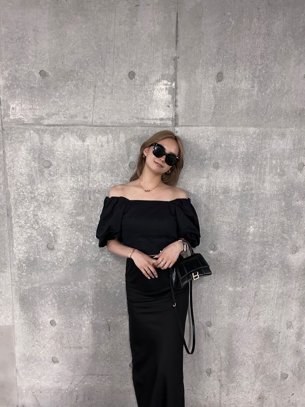 ブラック系のシャツ/ブラウスを着用したレディースの春コーディネートの2枚目の写真