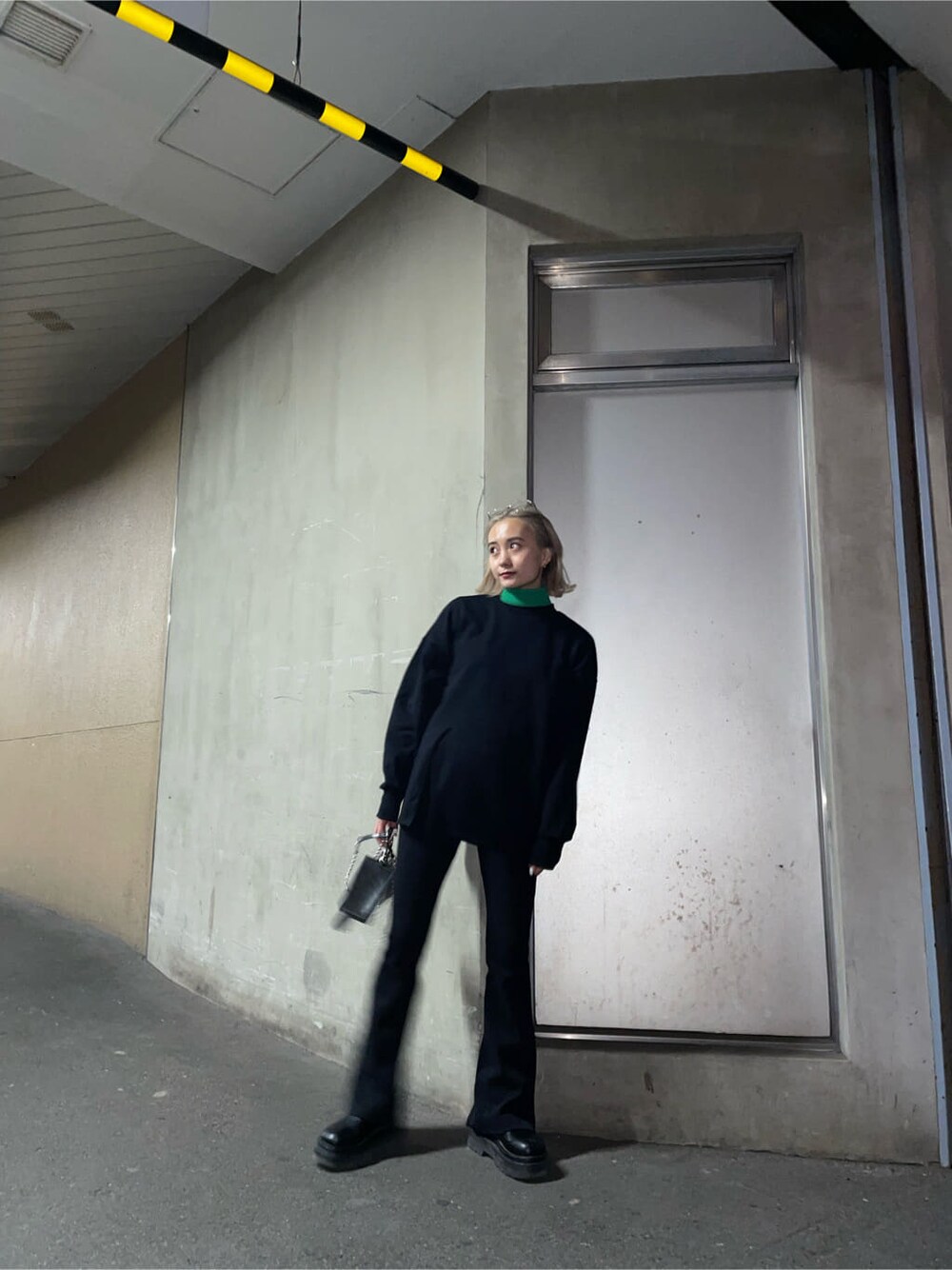 ブラック系のその他パンツ、グリーン系のニット/セーター、ブラック系のTシャツ/カットソーを着用したレディースの冬コーディネートの3枚目の写真