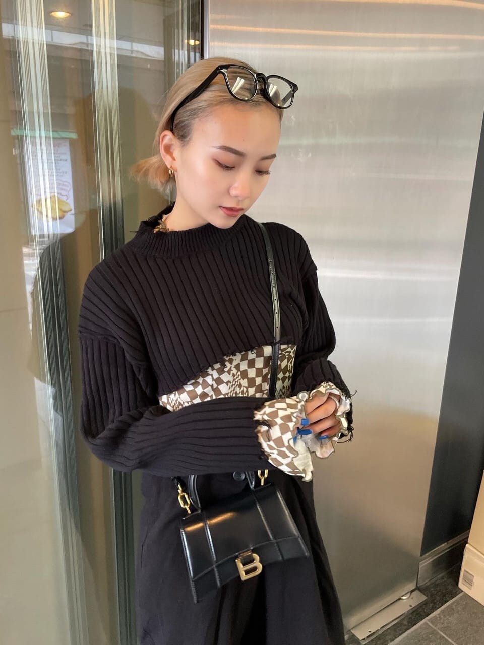 ブラック系のニット/セーター、その他のTシャツ/カットソーを着用したレディースの春コーディネートの3枚目の写真