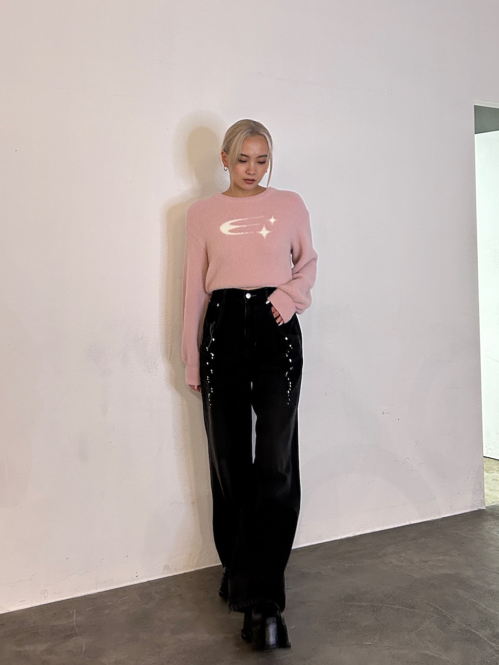 ピンク系のニット/セーター、ブラック系のデニムパンツ、ブラック系のローファーを着用したレディースの秋コーディネートの2枚目の写真