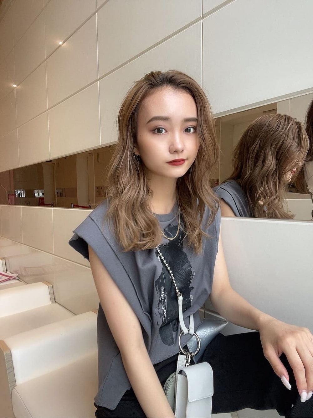 グレー系のTシャツ/カットソーを着用したレディースの夏コーディネートの2枚目の写真