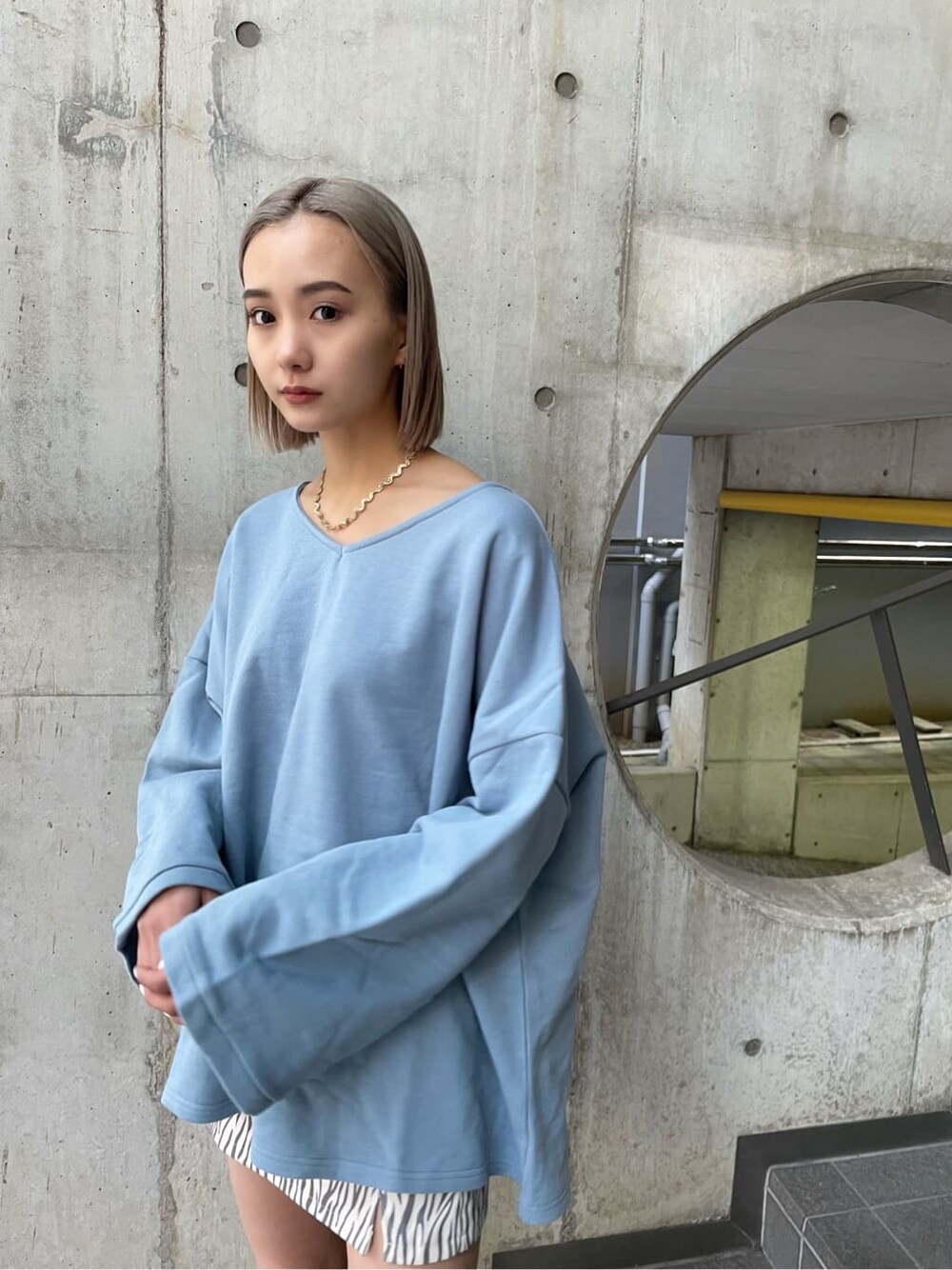 その他のスカート、ブルー系のTシャツ/カットソーを着用したレディースの冬コーディネートの3枚目の写真