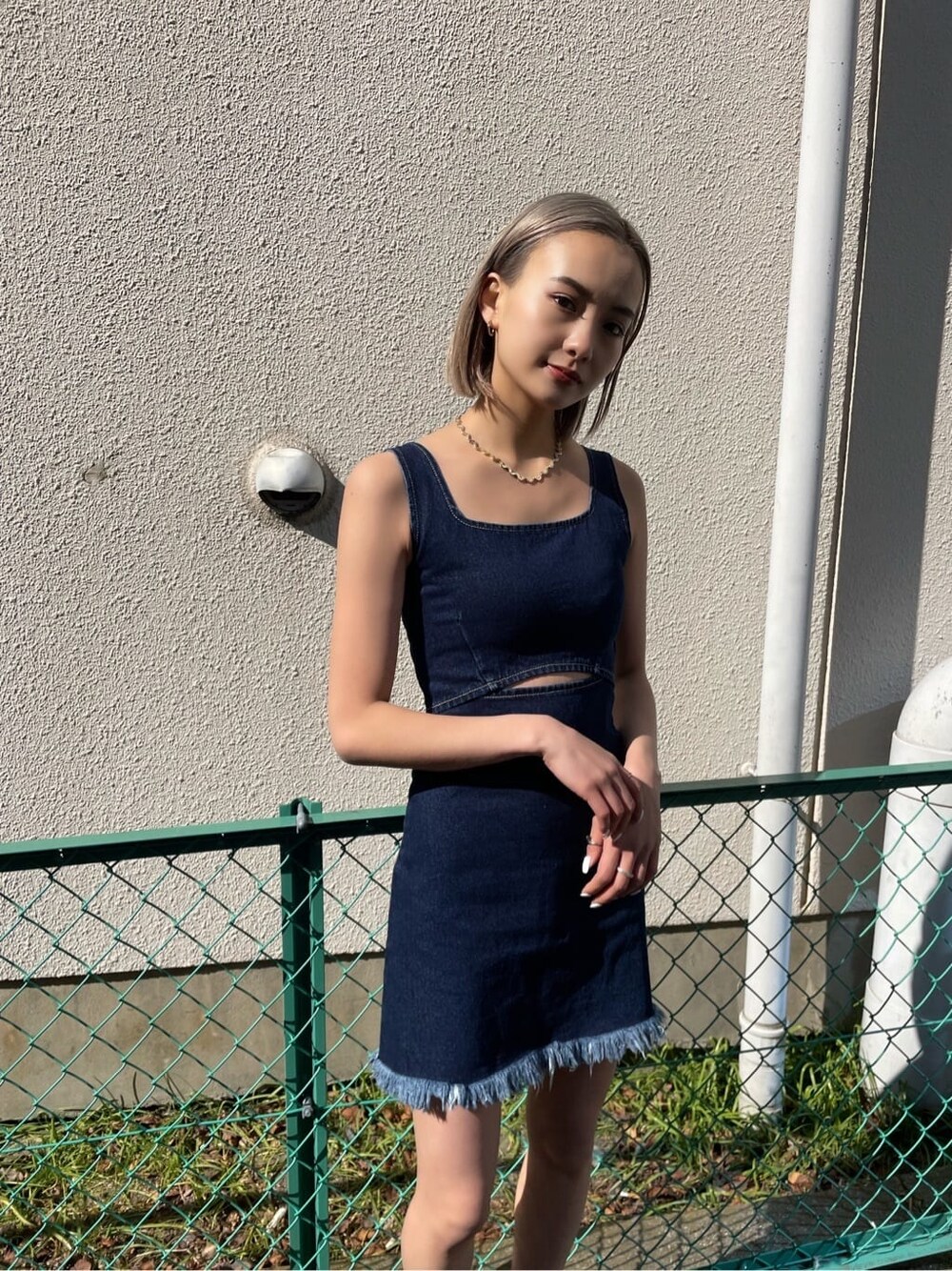 ブルー系のワンピースを着用したレディースの夏コーディネートの2枚目の写真