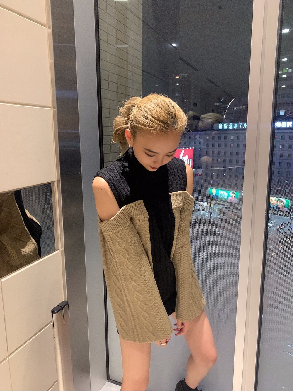 ブラック系のキャスケットを着用したレディースの秋コーディネートの3枚目の写真