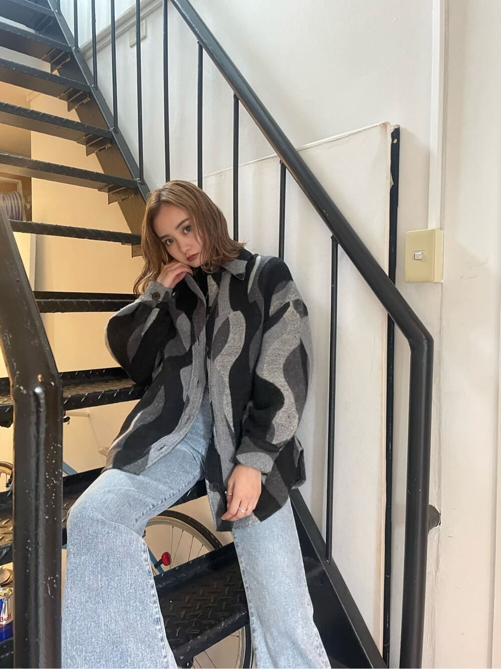 ブルー系のデニムパンツ、その他のブルゾンを着用したレディースの秋コーディネートの3枚目の写真