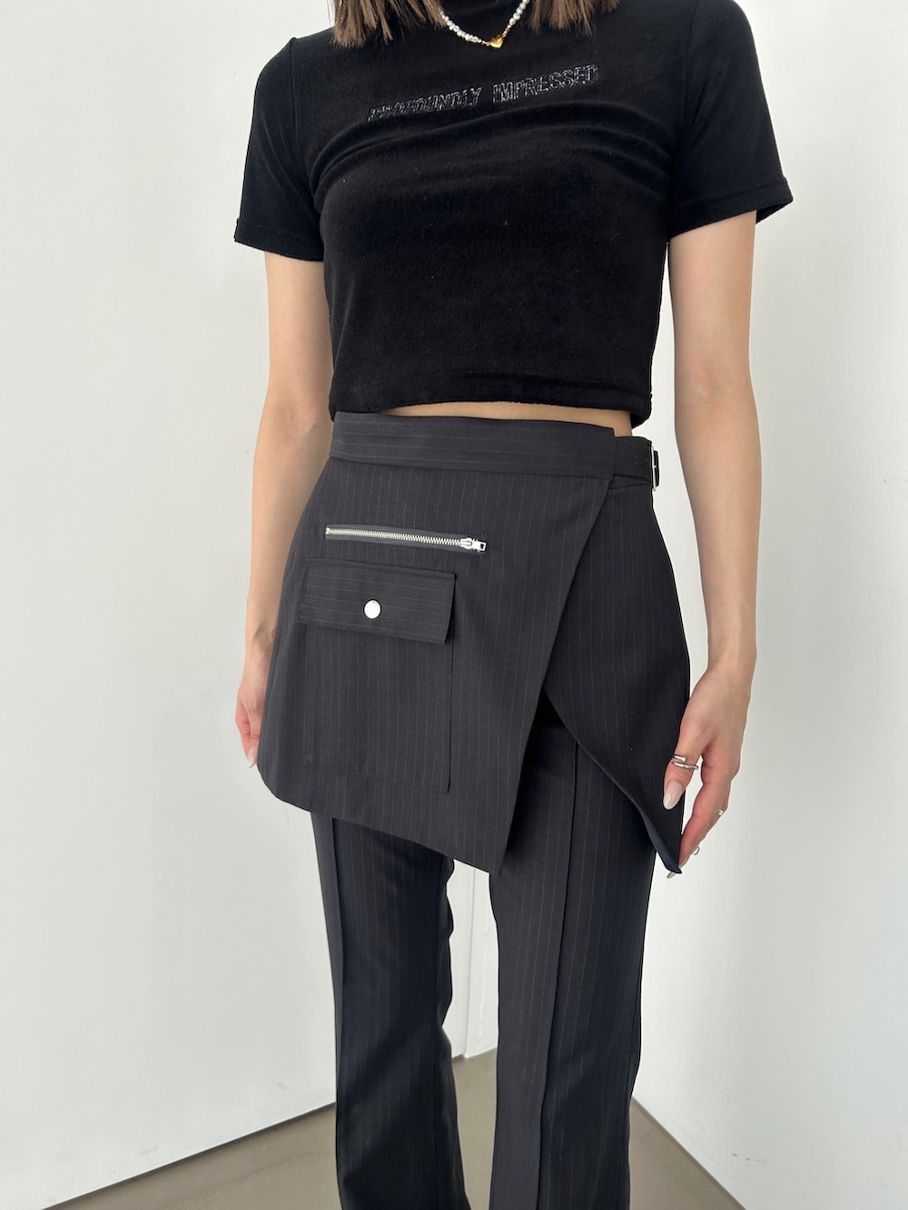 ブラック系のTシャツ/カットソー、ブラック系のサンダル、その他のその他パンツを着用したレディースの春コーディネートの3枚目の写真