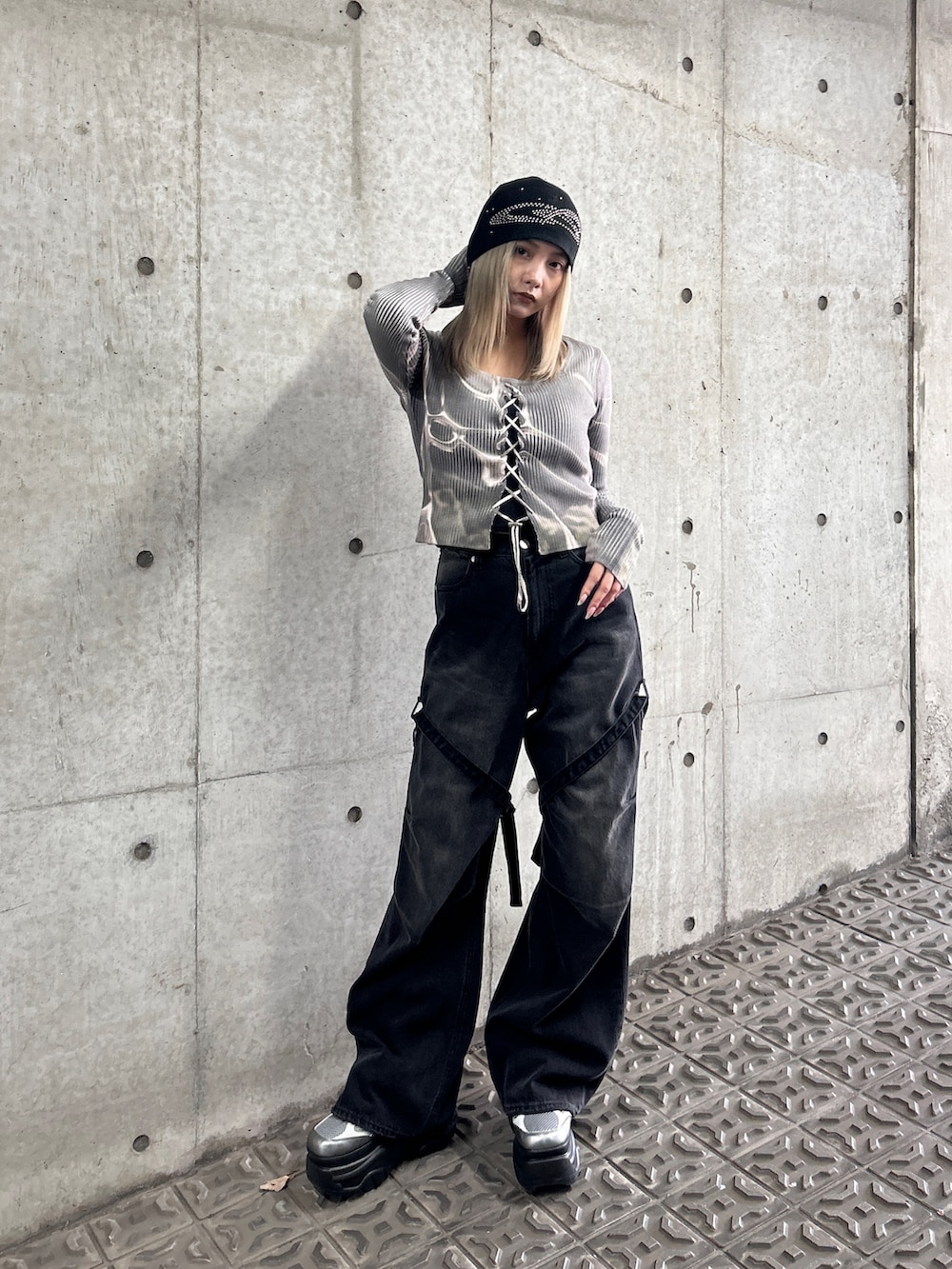 その他のニット/セーター、ブラック系のデニムパンツ、シルバー系のスニーカーを着用したレディースの冬コーディネートの2枚目の写真