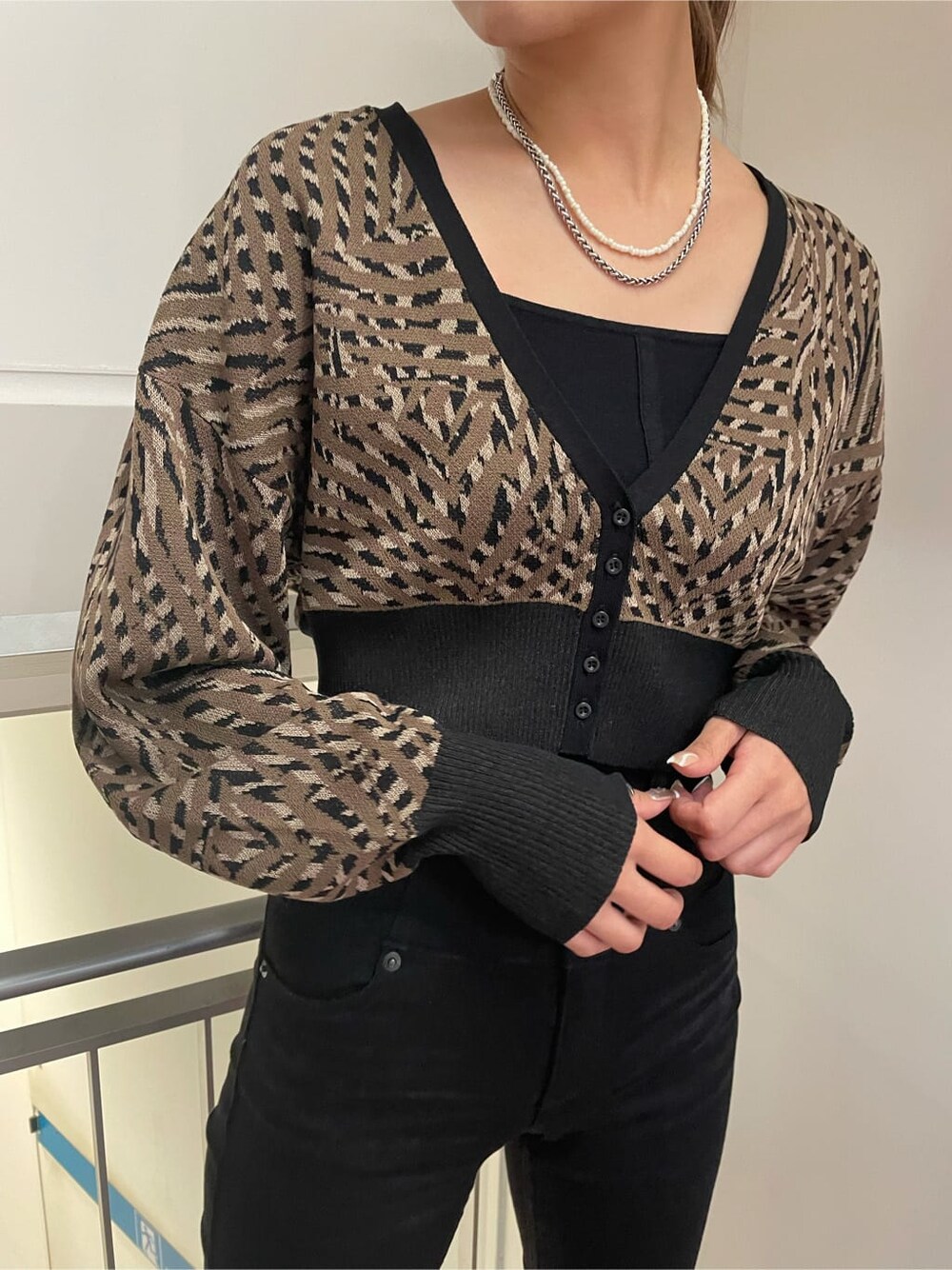 ブラック系のタンクトップ、その他のカーディガン/ボレロ、ブラック系のデニムパンツを着用したレディースの夏コーディネートの3枚目の写真