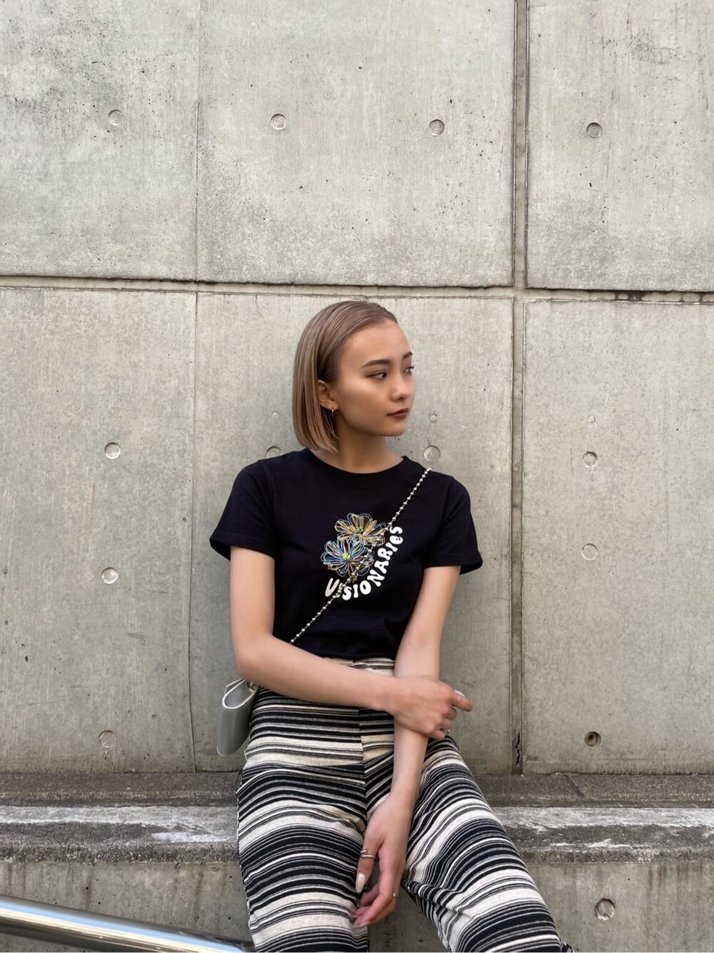 ブラック系のTシャツ/カットソーを着用したレディースの夏コーディネートの2枚目の写真