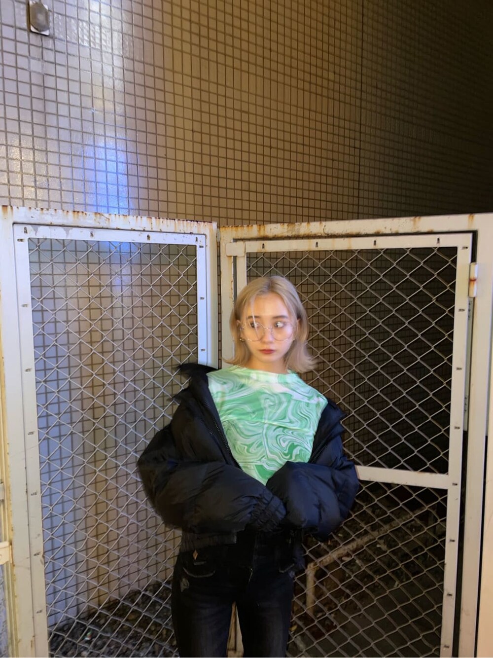 ブラック系のダウンジャケット/コート、その他のTシャツ/カットソー、ブラック系のデニムパンツを着用したレディースの冬コーディネートの3枚目の写真