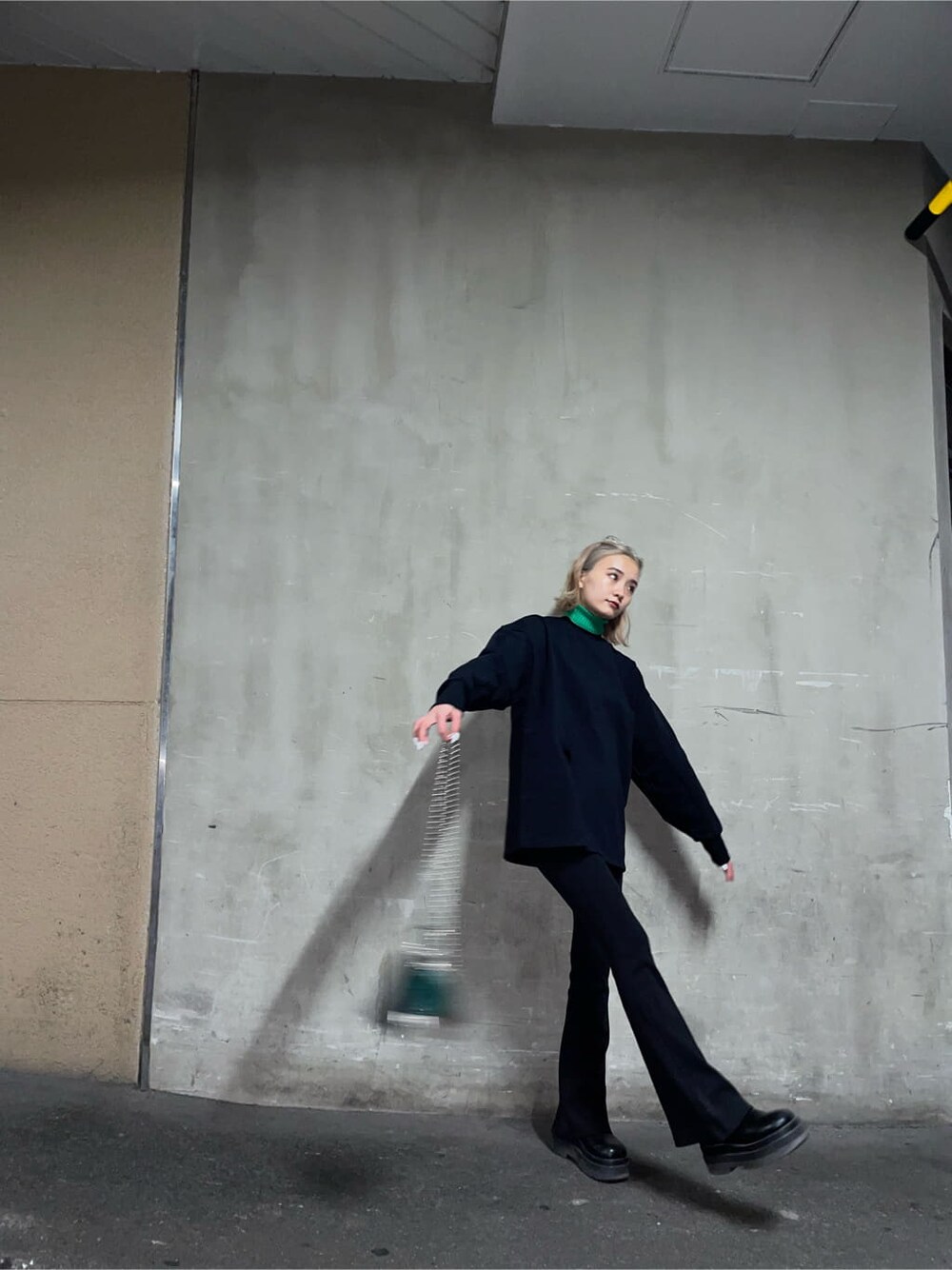 ブラック系のその他パンツ、グリーン系のニット/セーター、ブラック系のTシャツ/カットソーを着用したレディースの冬コーディネートの4枚目の写真