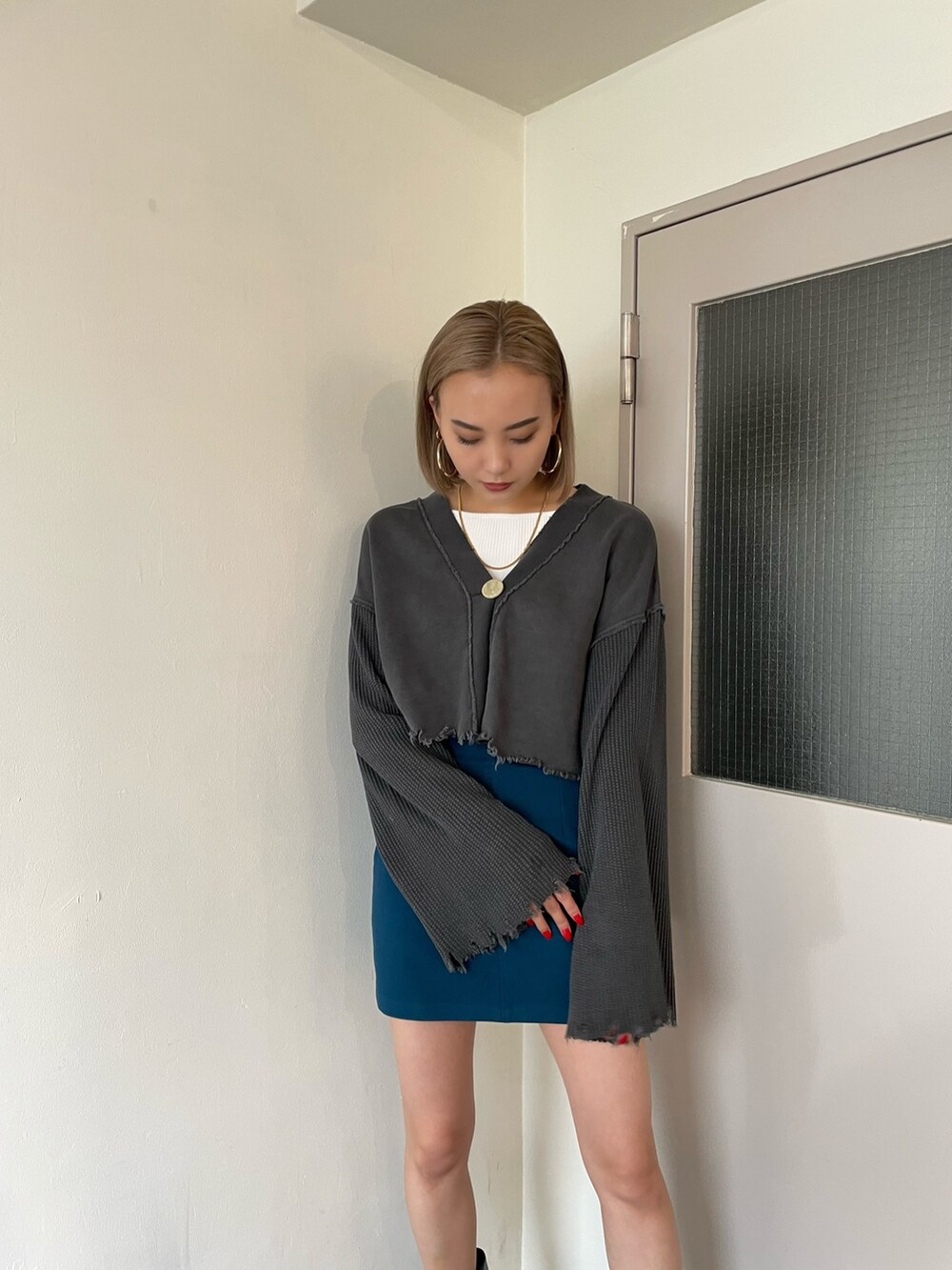 グレー系のカーディガン/ボレロを着用したレディースの冬コーディネートの4枚目の写真