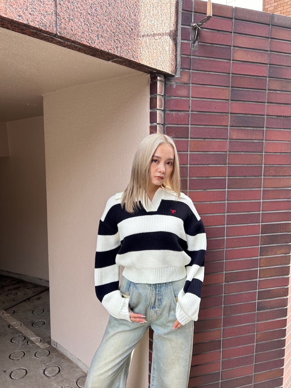 その他のニット/セーター、ブルー系のデニムパンツ、ブラック系のローファーを着用したレディースの冬コーディネートの3枚目の写真