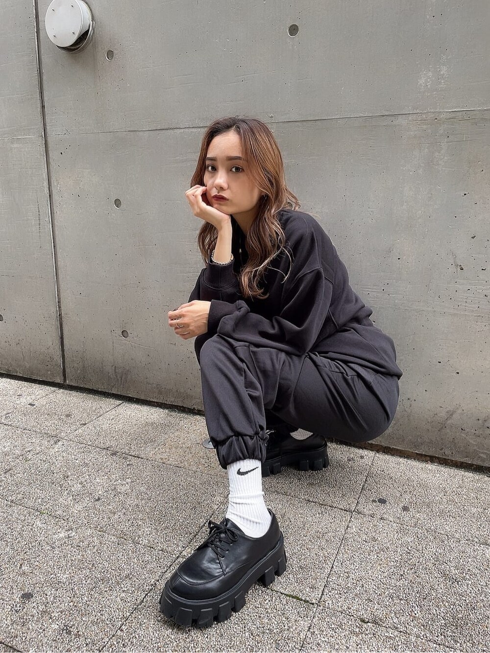 ブラック系のその他パンツ、ブラック系のローファーを着用したレディースの秋コーディネートの3枚目の写真