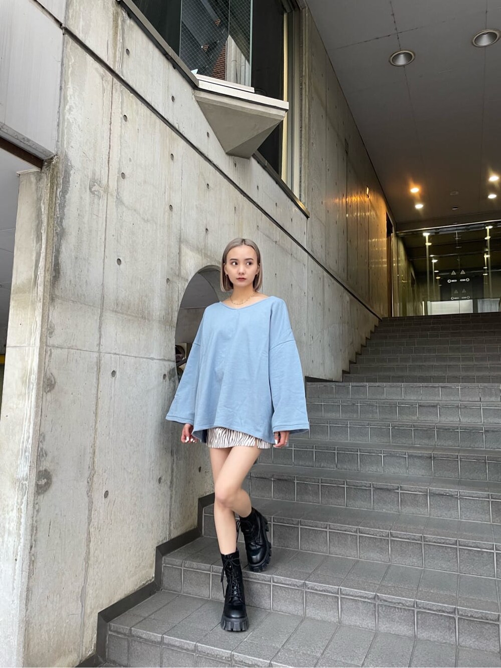 その他のスカート、ブラック系のブーツ、ブルー系のTシャツ/カットソーを着用したレディースの冬コーディネートの4枚目の写真