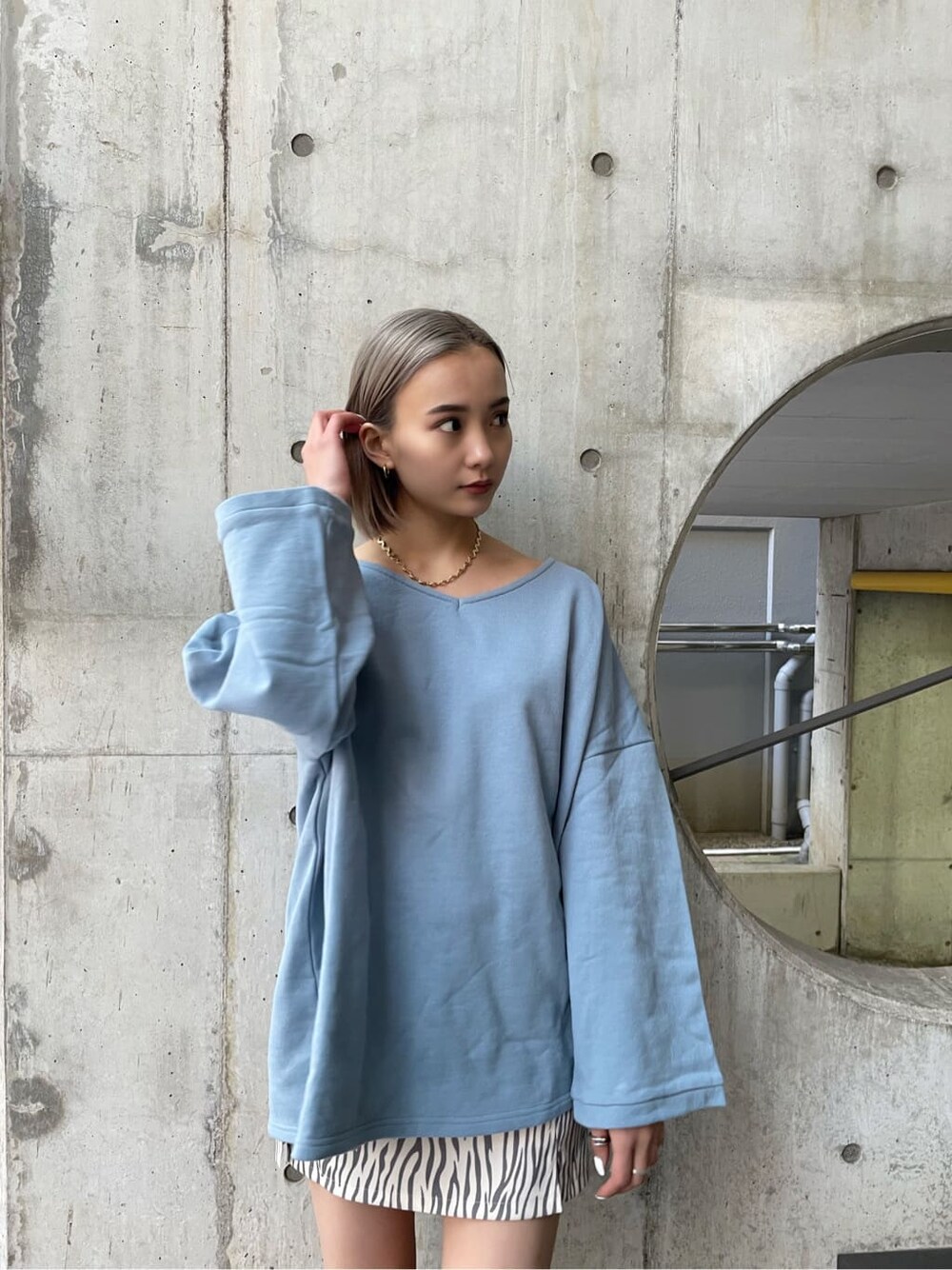 その他のスカート、ブルー系のTシャツ/カットソーを着用したレディースの冬コーディネートの4枚目の写真