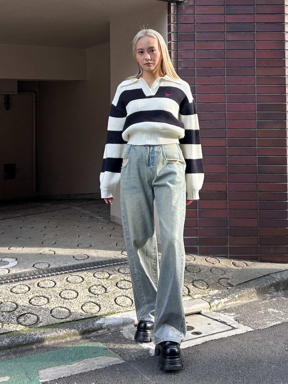 その他のニット/セーター、ブルー系のデニムパンツ、ブラック系のローファーを着用したレディースの冬コーディネートの2枚目の写真