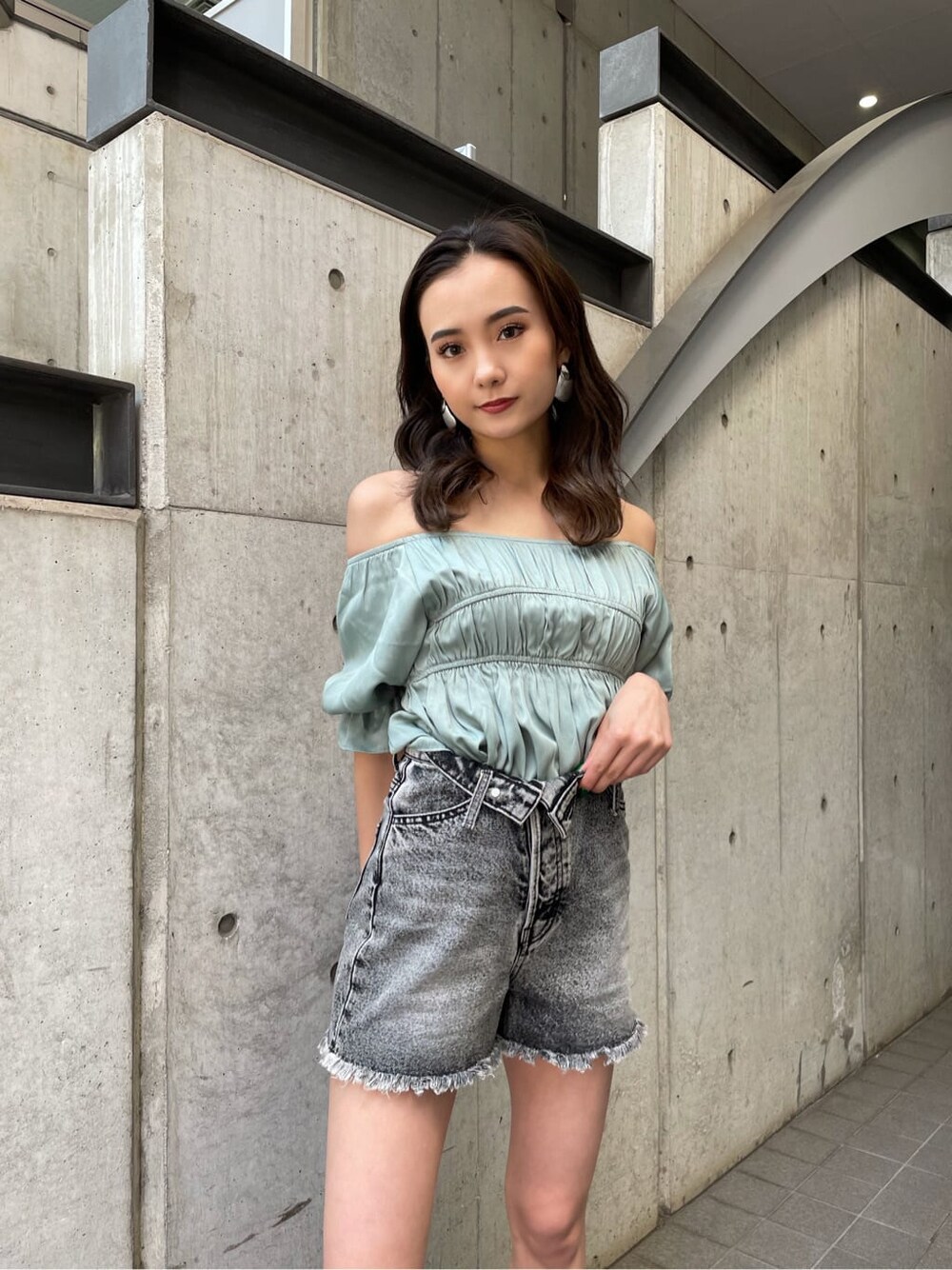 ブラック系のデニムパンツ、グリーン系のシャツ/ブラウスを着用したレディースの夏コーディネートの2枚目の写真