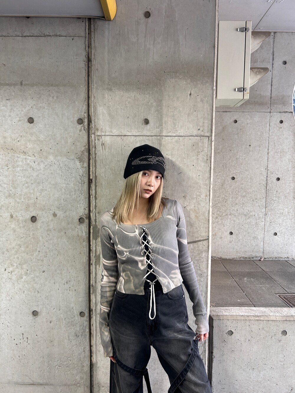 その他のニット/セーター、ブラック系のデニムパンツ、シルバー系のスニーカーを着用したレディースの冬コーディネートの5枚目の写真