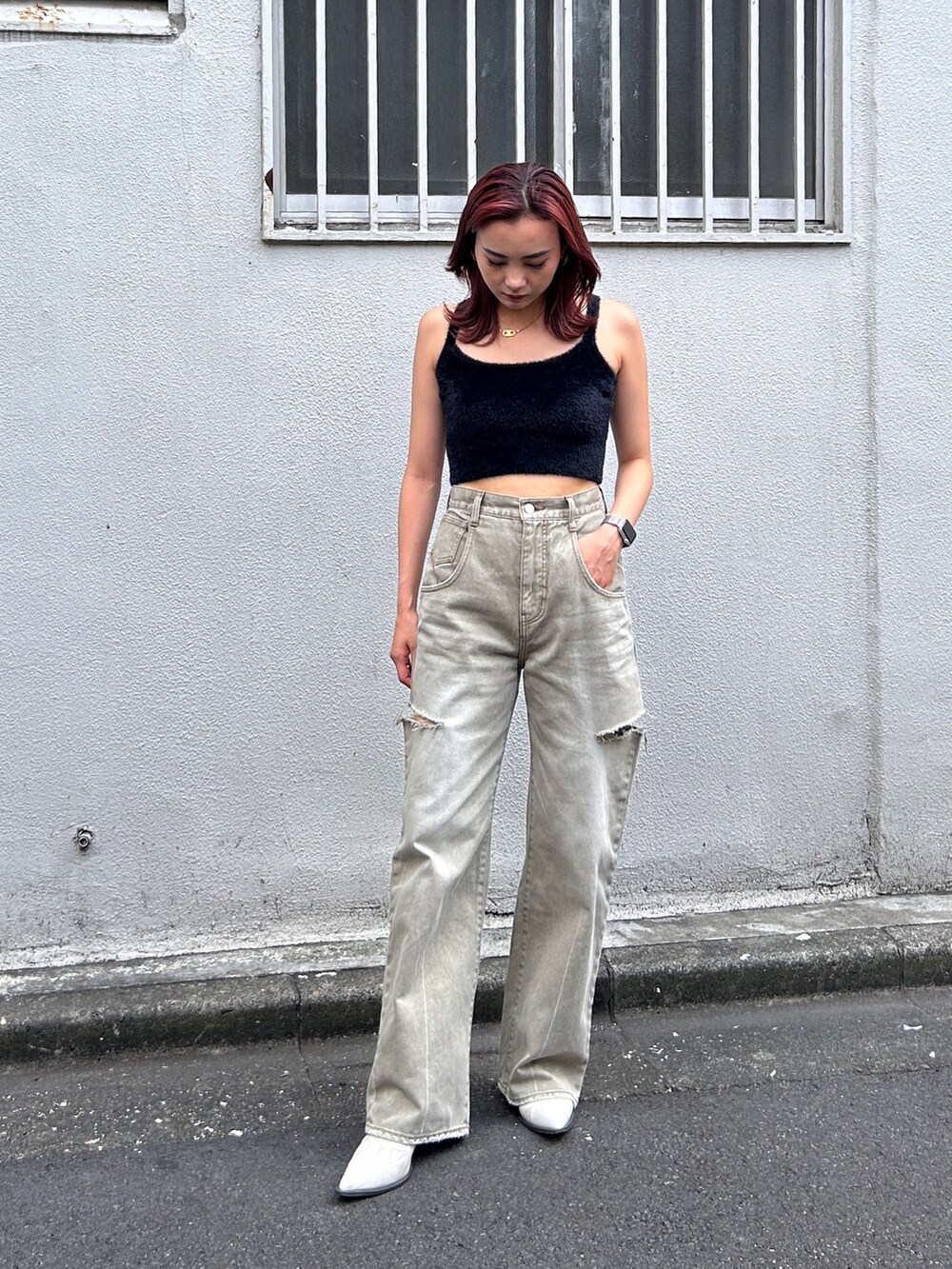 ベージュ系のデニムパンツ、ホワイト系のブーツを着用したレディースの夏コーディネートの3枚目の写真