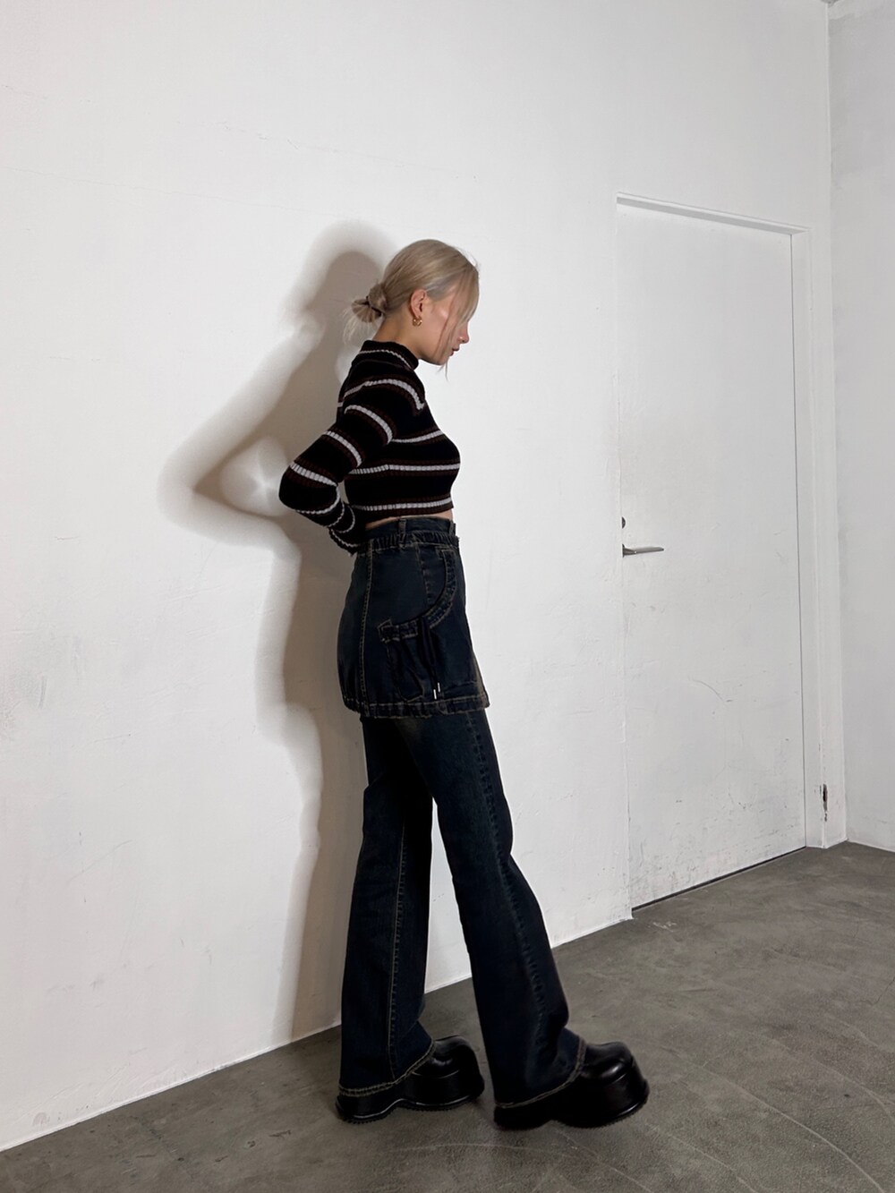 その他のニット/セーター、ブルー系のデニムパンツ、ブラック系のローファーを着用したレディースの秋コーディネートの3枚目の写真