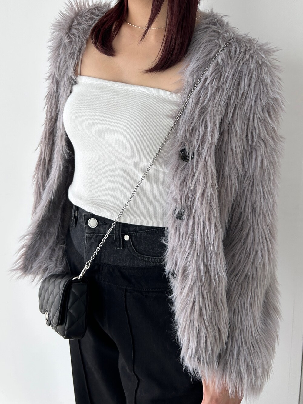 グレー系のカーディガン/ボレロを着用したレディースの秋コーディネートの2枚目の写真