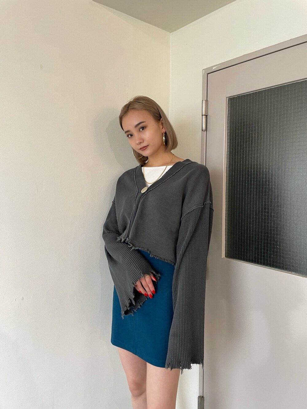 グレー系のカーディガン/ボレロを着用したレディースの冬コーディネートの5枚目の写真