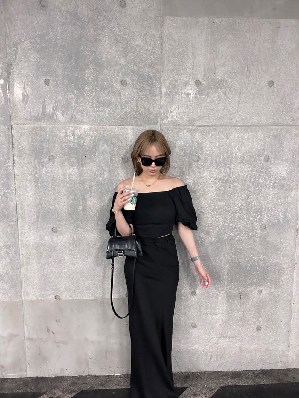 ブラック系のシャツ/ブラウスを着用したレディースの春コーディネートの3枚目の写真