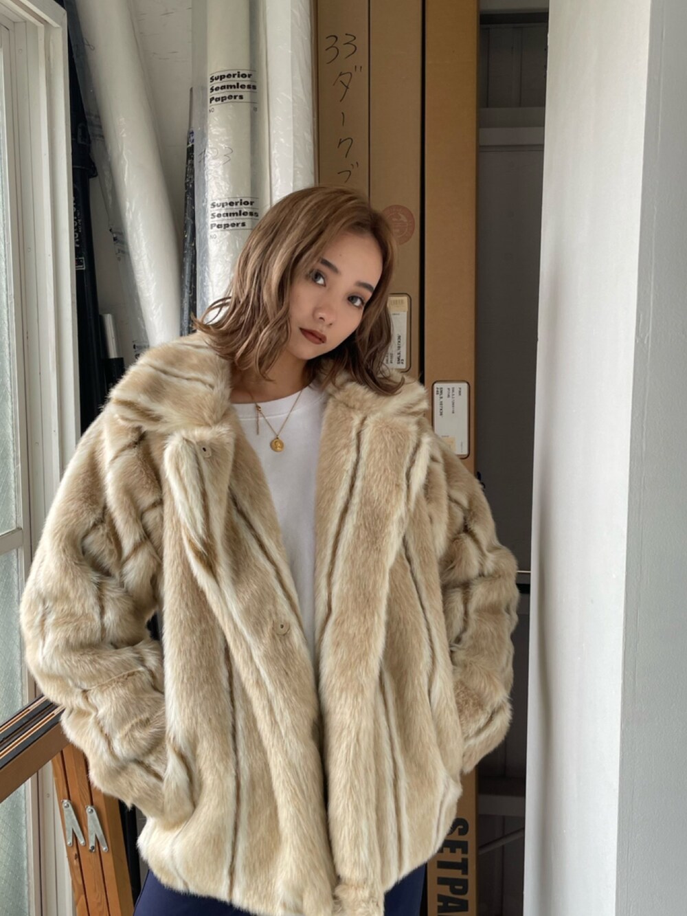 ベージュ系のその他アウターを着用したレディースの秋コーディネートの2枚目の写真