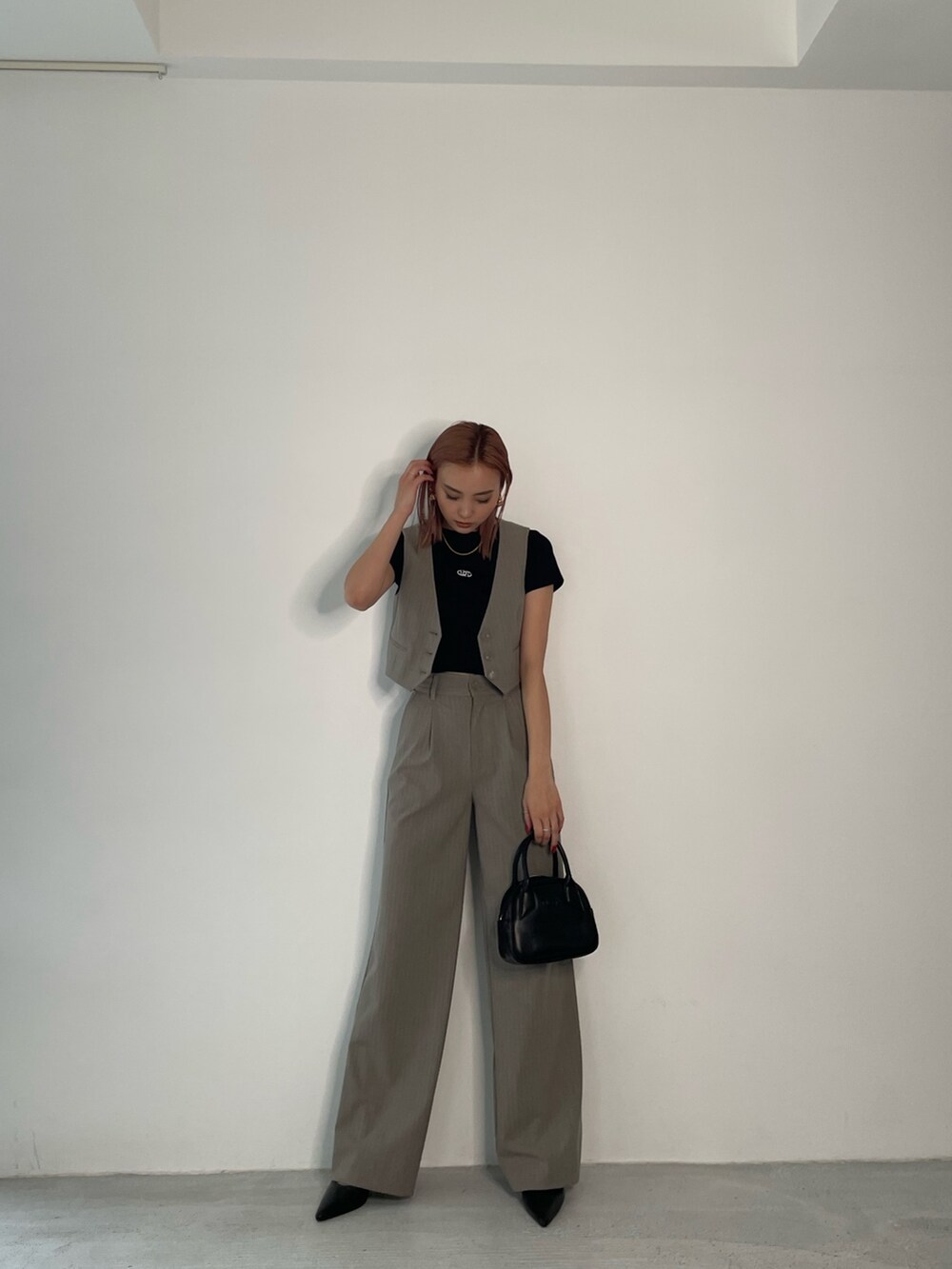 その他のその他パンツ、その他のベスト、ブラック系のTシャツ/カットソーを着用したレディースの冬コーディネートの2枚目の写真