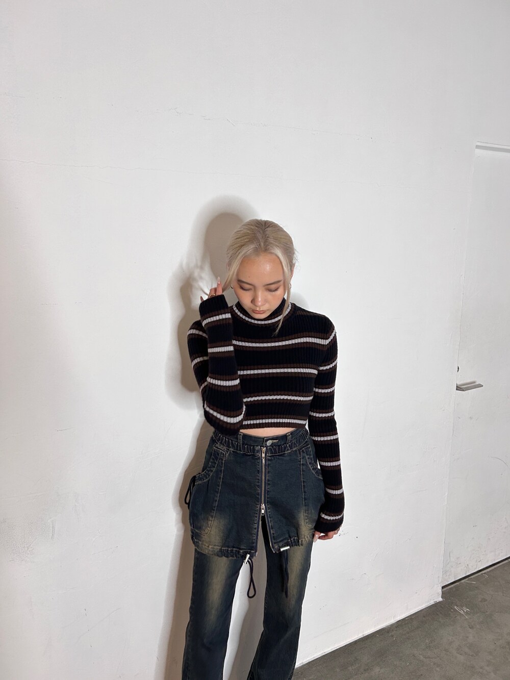 その他のニット/セーター、ブルー系のデニムパンツ、ブラック系のローファーを着用したレディースの秋コーディネートの6枚目の写真