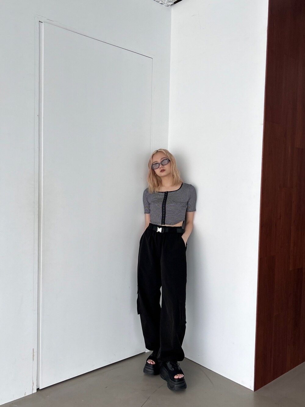 その他のTシャツ/カットソー、ブラック系のその他パンツ、ブラック系のサンダルを着用したレディースの夏コーディネートの2枚目の写真