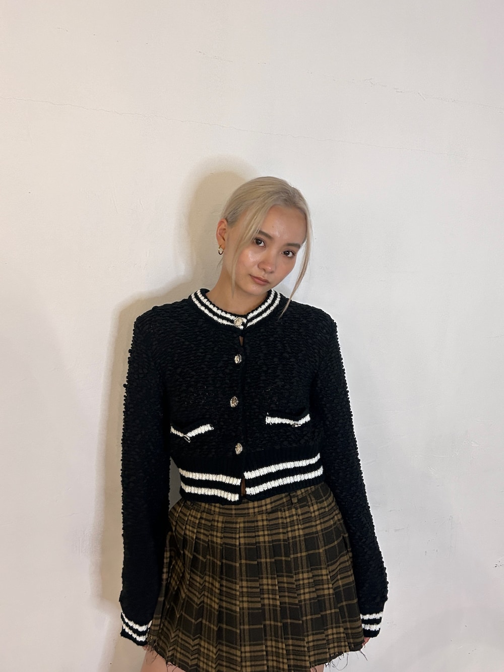 ブラック系のカーディガン/ボレロ、その他のスカート、ブラック系のブーツを着用したレディースの冬コーディネートの4枚目の写真