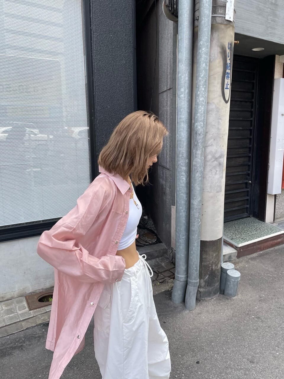 ピンク系のシャツ/ブラウスを着用したレディースの夏コーディネートの4枚目の写真