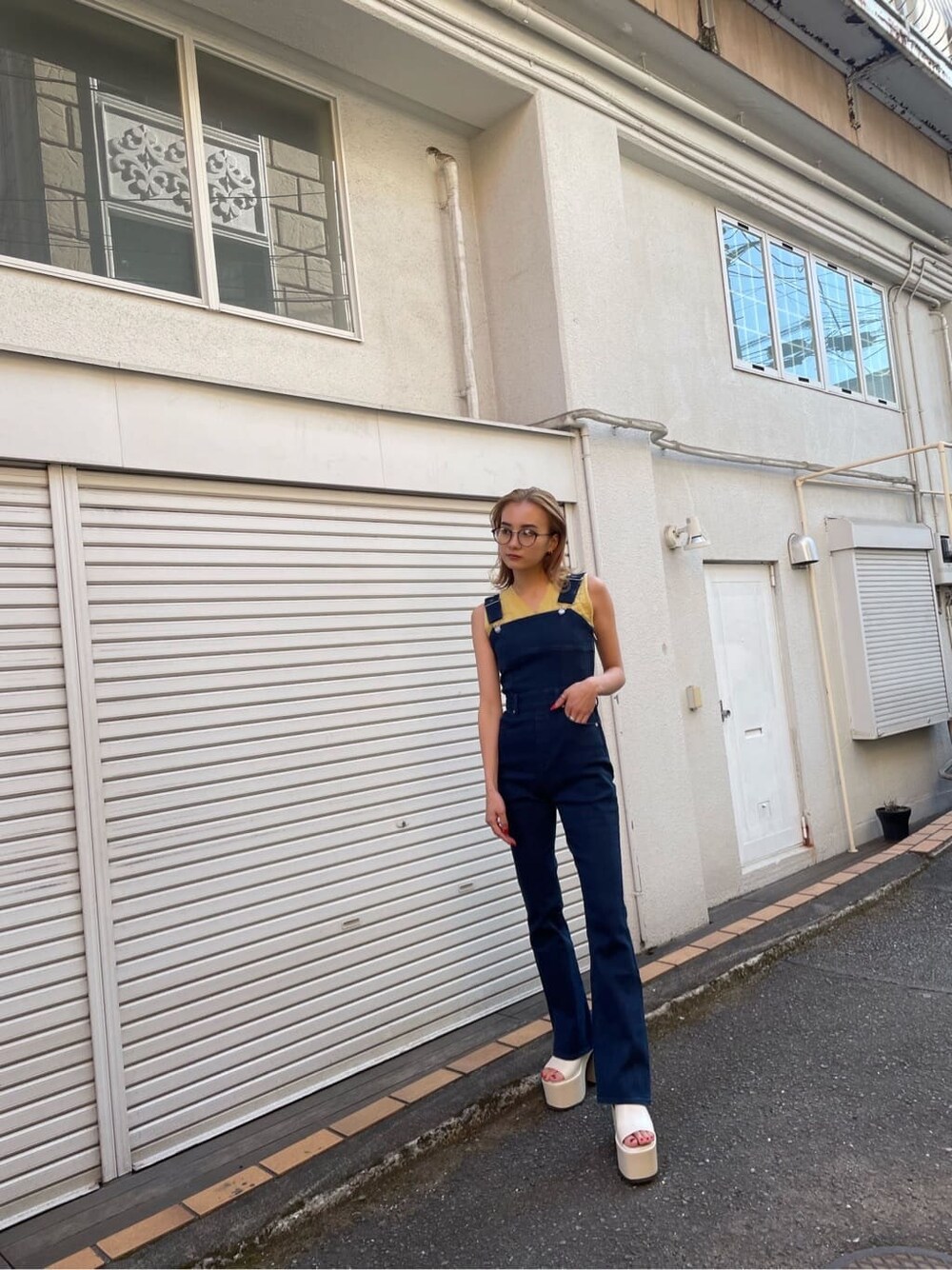 ブルー系のサロペット/オーバーオールを着用したレディースの夏コーディネートの4枚目の写真