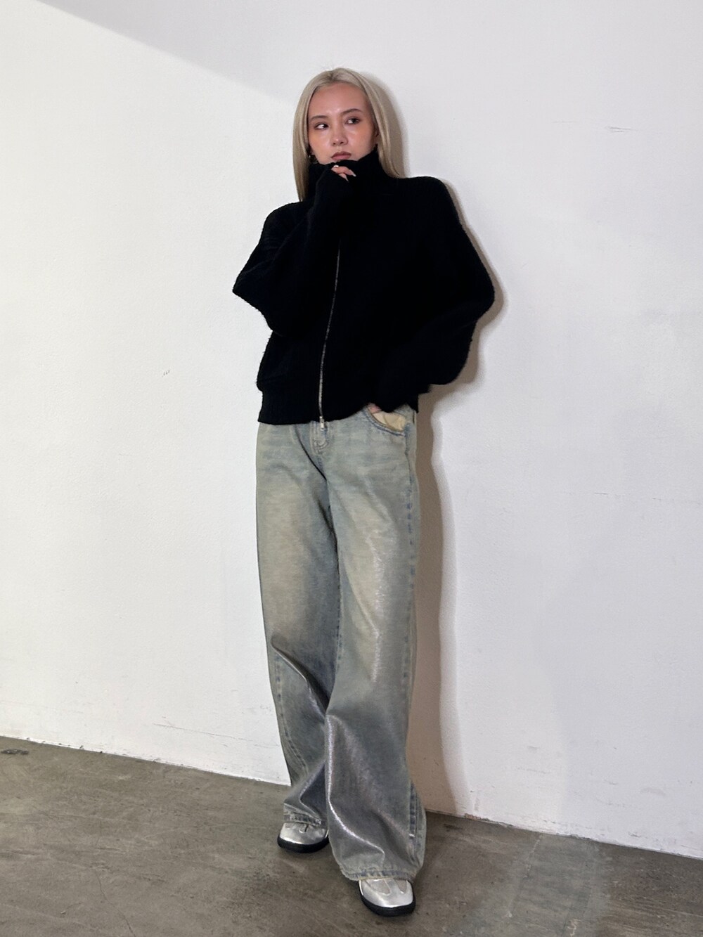 ブラック系のカーディガン/ボレロ、ブルー系のデニムパンツ、シルバー系のスニーカーを着用したレディースの冬コーディネートの2枚目の写真