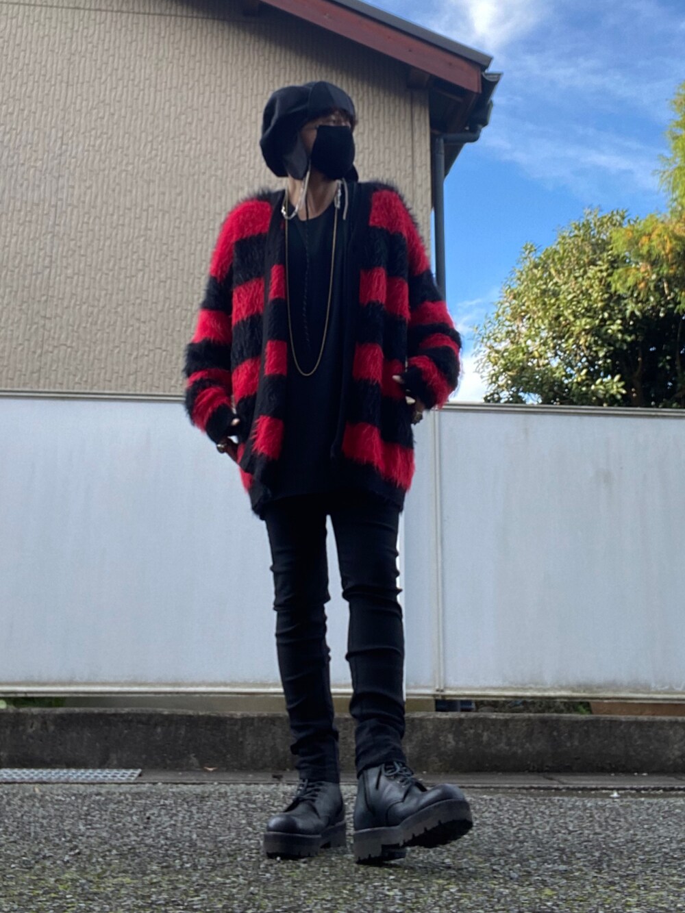 ブラック系のカーディガン/ボレロ、ブラック系のデニムパンツ、ブラック系のブーツを着用したメンズの秋コーディネートの2枚目の写真