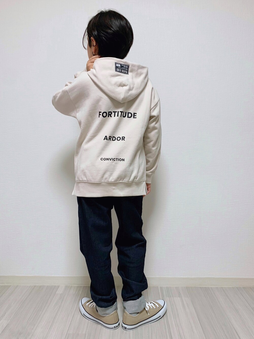 ブルー系のスタジャン、ベージュ系のパーカー、ブルー系のデニムパンツを着用したキッズの冬コーディネートの4枚目の写真