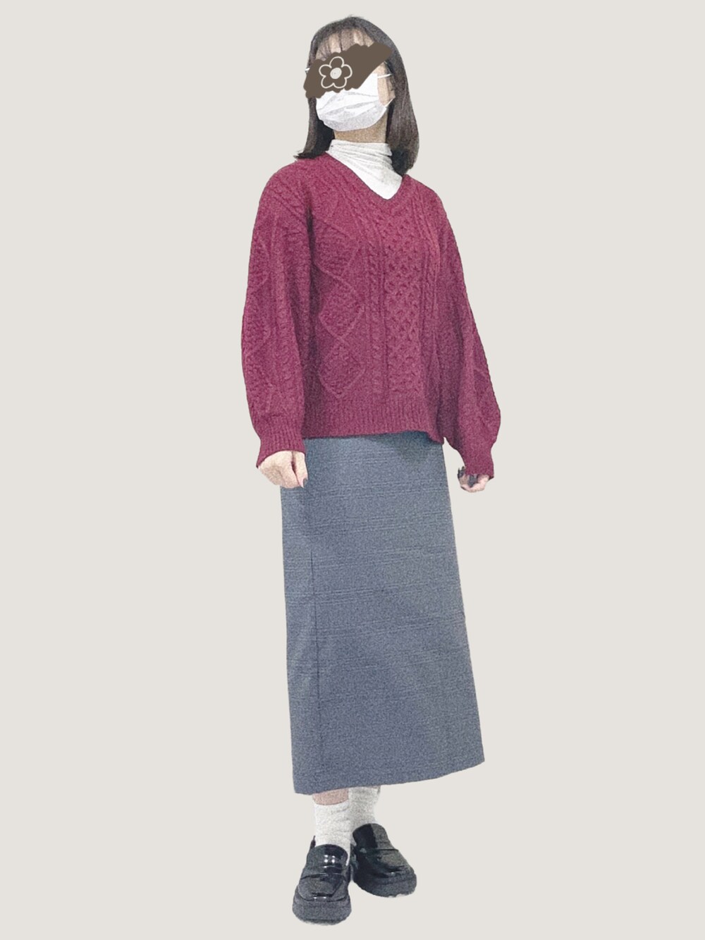 ブラック系のチェスターコート、レッド系のニット/セーター、ホワイト系のショルダーバッグを着用したレディースの冬コーディネートの5枚目の写真